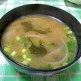 玉ねぎとわかめのお味噌汁